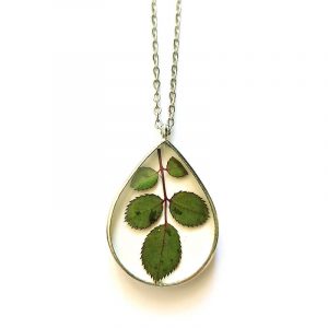 Collier fleuri EWA - Feuilles de Rose - Bijoux fleurs résine - Bijoux Vegan