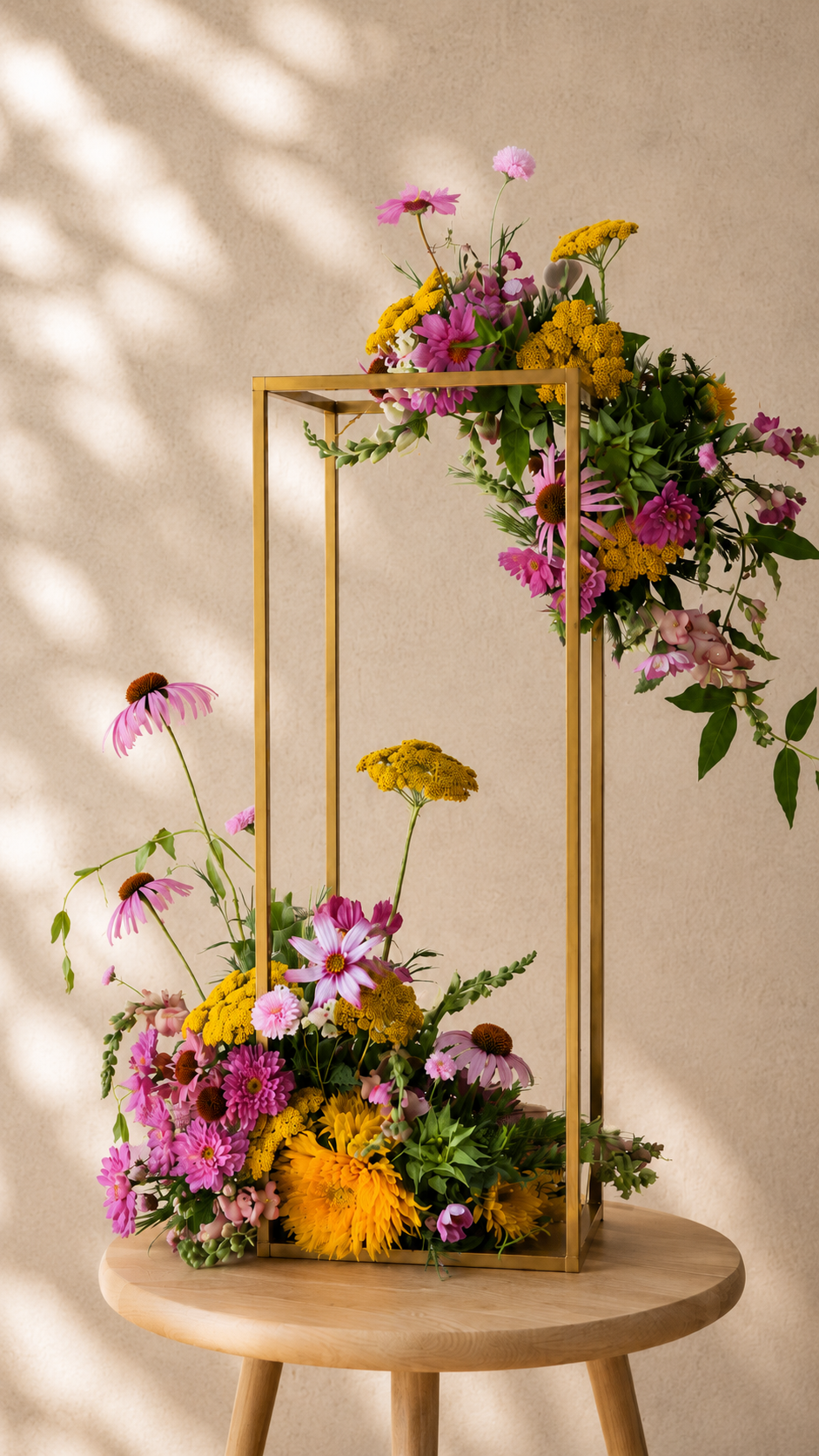 Composition florale moderne aux tons chauds